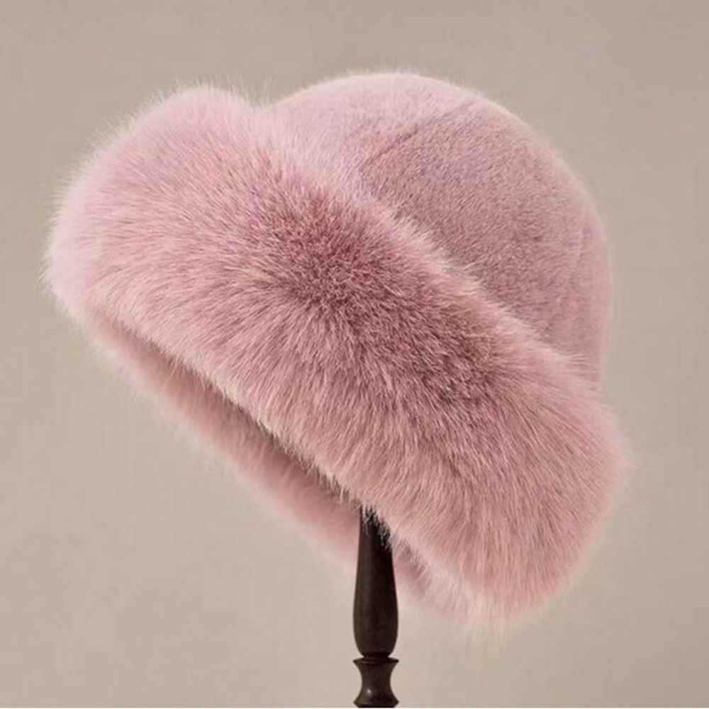 NWT Light pink faux fur hat fall winter fashion cozy warm old money luxury soft